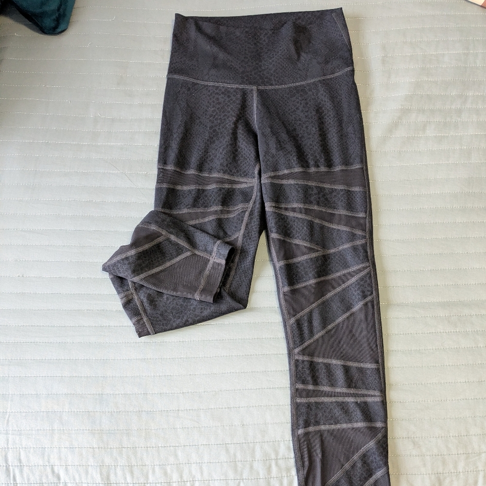 Women's Tights LULULEMON, Black Snake Print, Mesh Stripes. Black/Grey Size 4